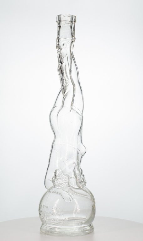 Фигурная бутылка «Акробатка на шаре». Франция. XX век.