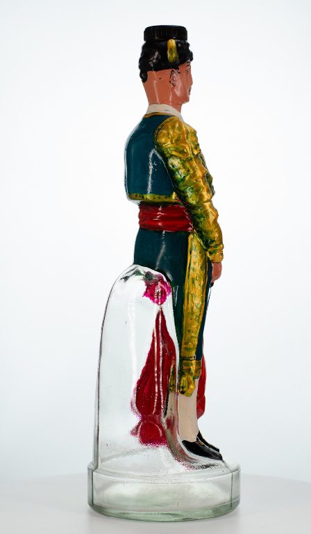 Ракурс 1.2. Фигурная бутылка для бренди «Матадор». Испания. XX век.