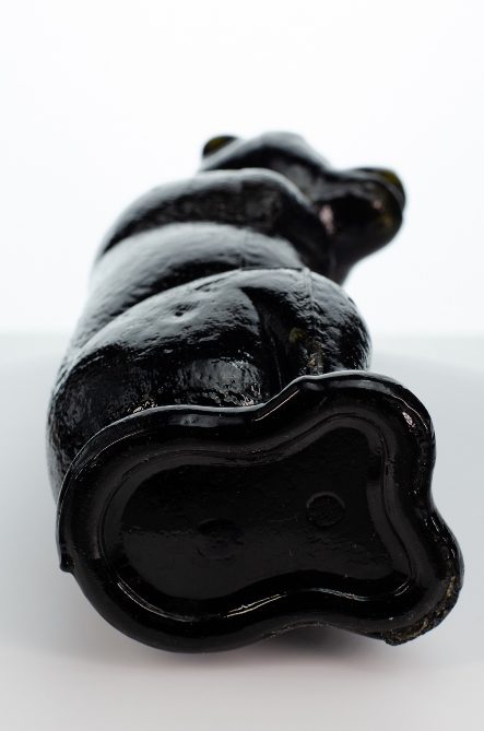 Фотография дна фигурная бутылка «Черный Медведь»