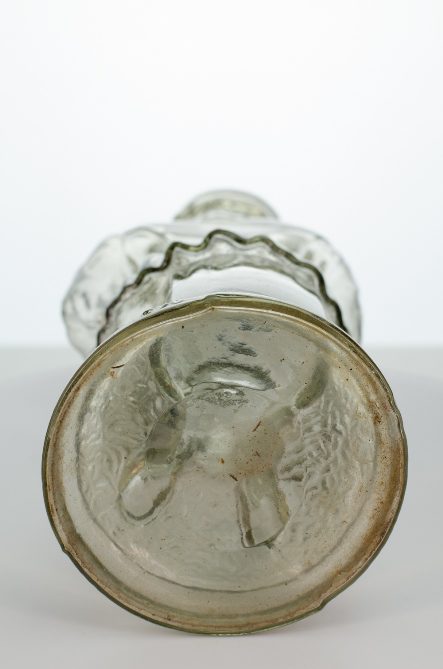 Фотография дна фигурная бутылка «Крестьянин с балалайкой»