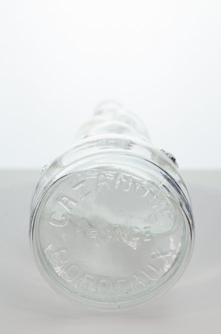 Фотография дна фигурная бутылка «Акробатка на шаре»